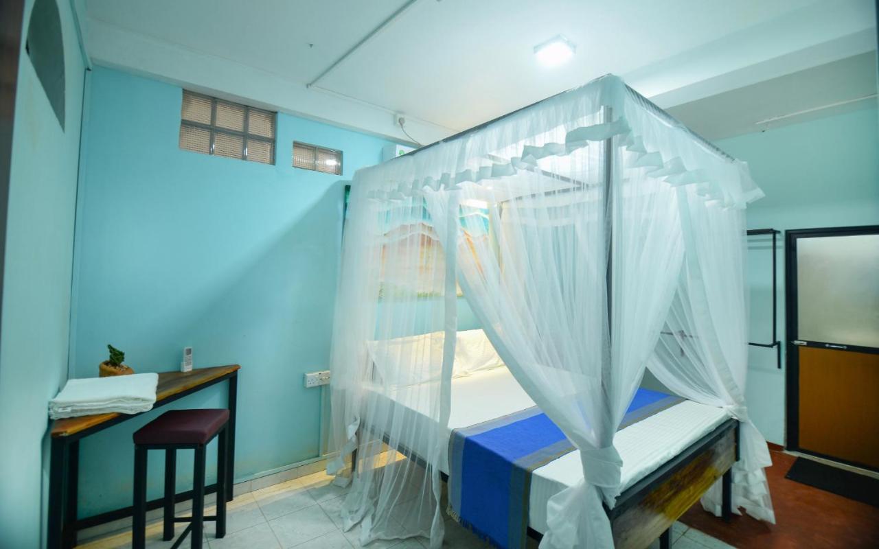 Palm Leaf Surf Cafe Hotel Galle Buitenkant foto